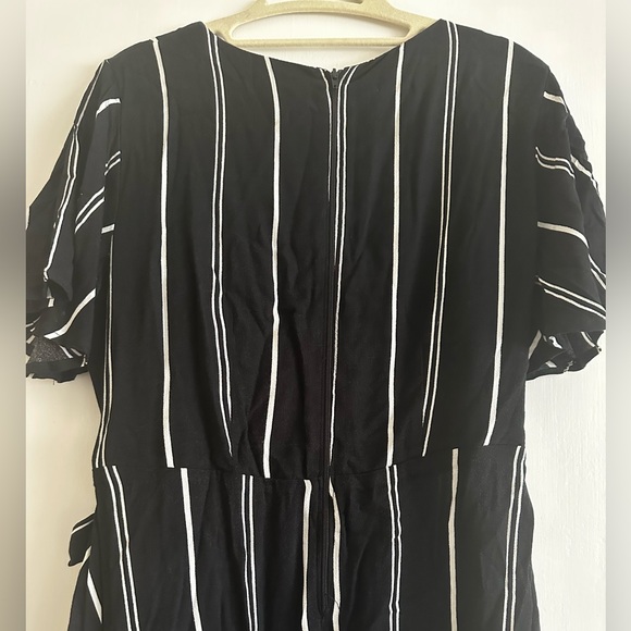 Black and white stripes faux wrap dress - Picture 5 of 5